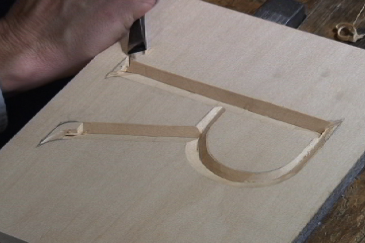 With a flat chisel or #3, 14mm, cut this corner of the serif.